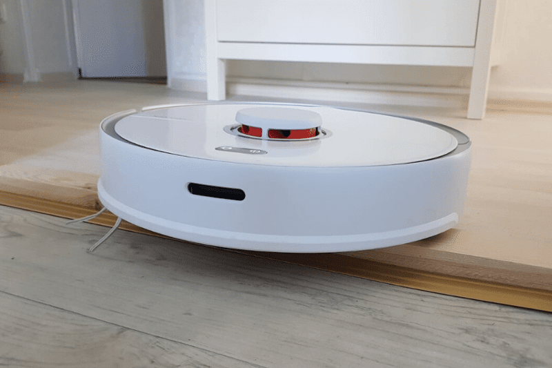 Roborock S5 Max overcomes an obstacle of 2 cm